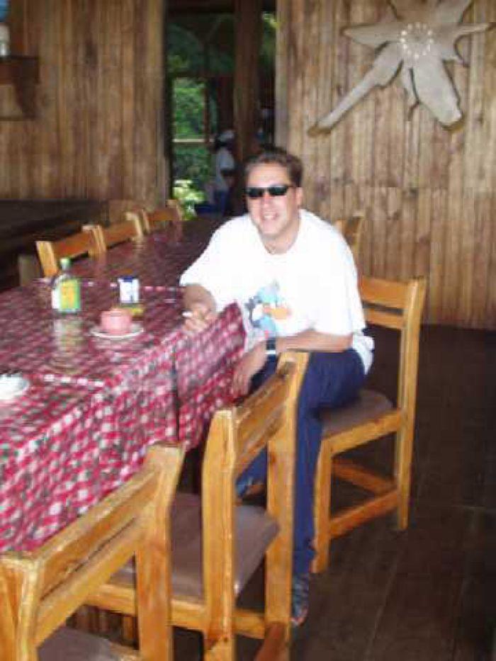 Ralf 1 beim Frühstück in Shangrila