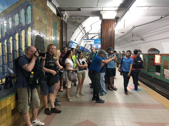 Zu Fuß und mit der U-Bahn geht