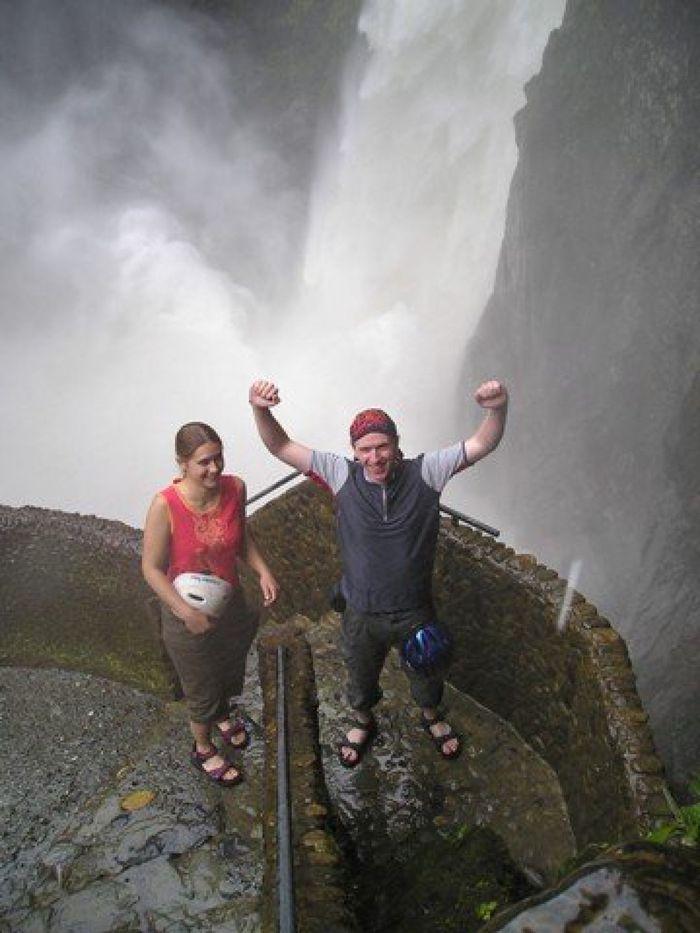 Herr Florian und Frau Was duschen am Wasserfall