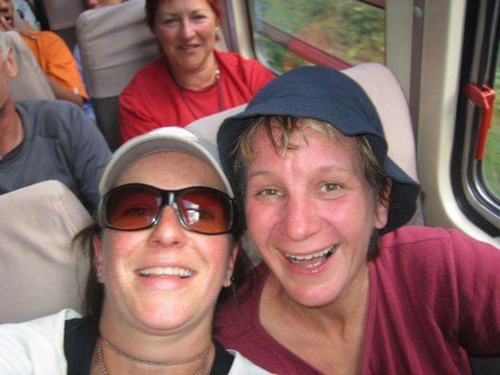 Iris und Tanja im Zug nach Aguas Calientes