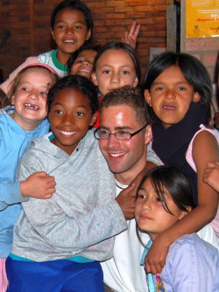 Peter mit den Kids vom Sozialprojekt