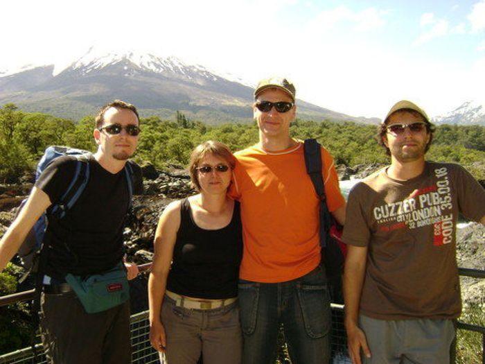 Oli, Kerstin, Thilo und Thomas vor dem Vulkan Osor