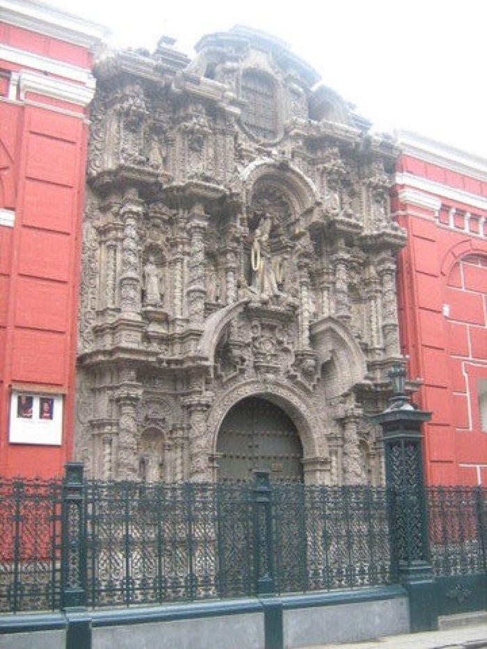 Kirchentor in Lima