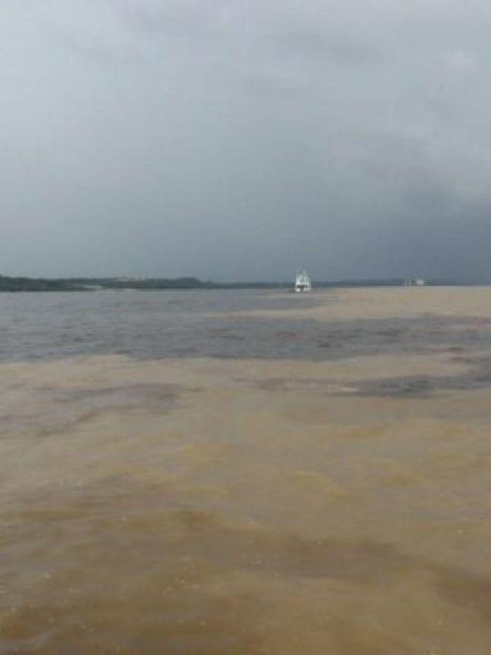 Der Zusammenfluss von Rio Negro und Solimões