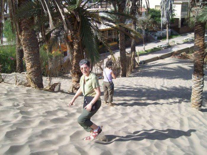 Marianne steigt die Sanddünen auf