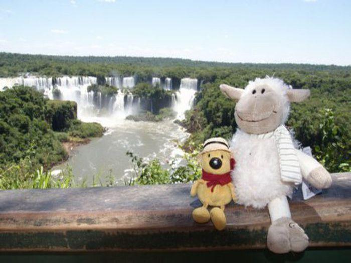 Kevin und ich vor den Iguazú-Wasserfaellen