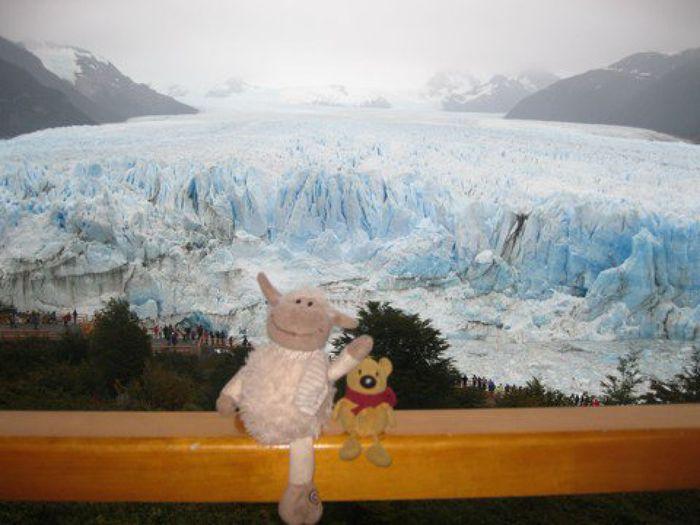 Vor dem maechtigen Perrito Moreno Gletscher