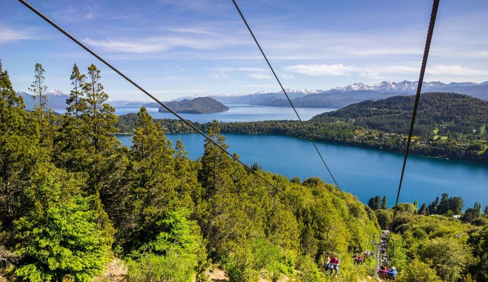 Bariloche mutet mit seinen Sesselliften und dem Bergpanorama wie ein europäisches Alpenstädtchen an. Quelle: Viventura
