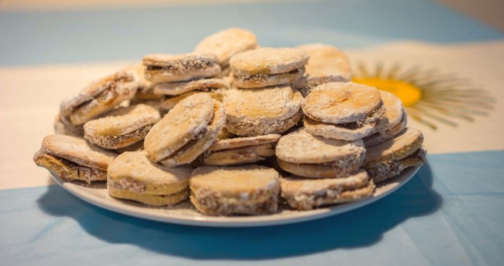 Noch weich und etwas warm schmecken die Alfajores am Besten und stillen den Fernweh-Hunger ein bisschen! 
