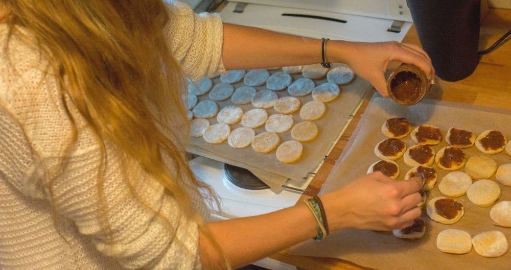 Jetzt wird's süß! Die Hälfte der Alfajores wird mit Dulce de Leche (bzw. karamellisierter Kondensmilch) bestrichen.