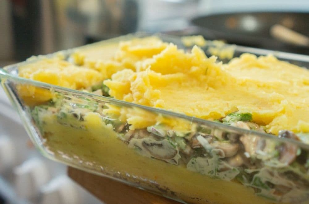 Das Schichtprinzip ist ähnliche wie bei einer Lasagne: Kartoffelmasse, Füllung, Kartoffelmasse...