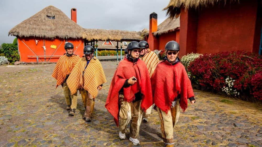 viventura Reisende in Chagrakleidung vor der Hacienda El Porvenir.