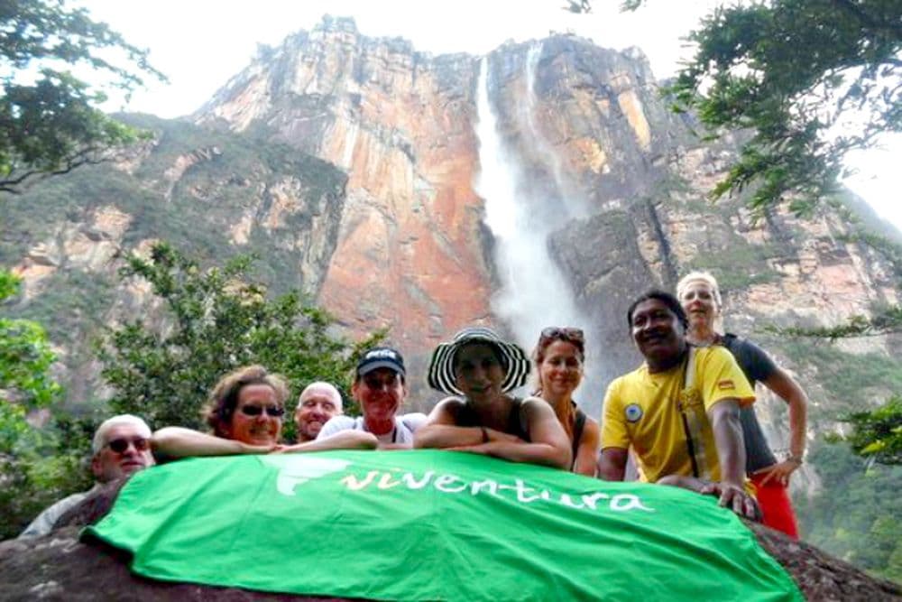 viventura-Reisegruppe vor dem Salto Angel-Wasserfall in Venezuela