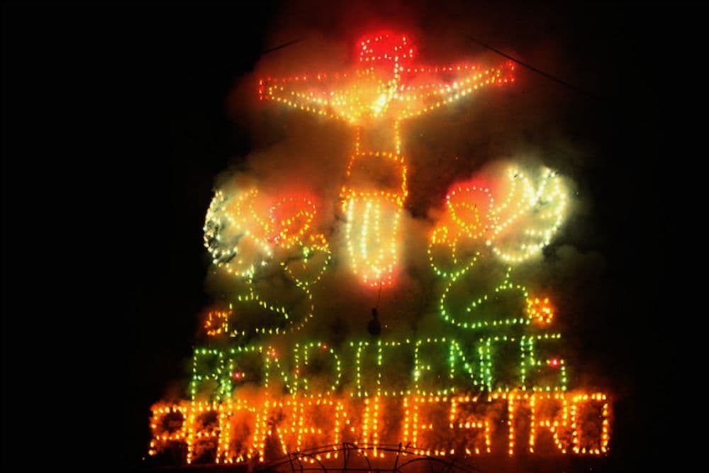Weihnachten in Südamerika: Bei der "Quema del Castillo" werden aufwendige Installationen Stück für Stück in einem spektakulären Feuerwerk abgebrannt. Quelle: wikimedia