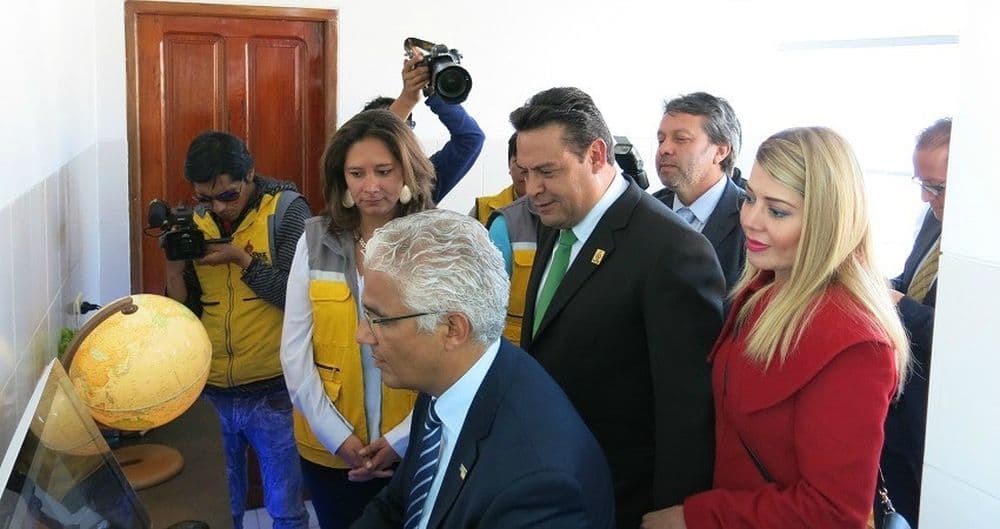WWF in Bolivien: Bonns Bürgermeister wird durch das EcoLab geführt, gefolgt von Reportern und Museumsmitarbeitern.