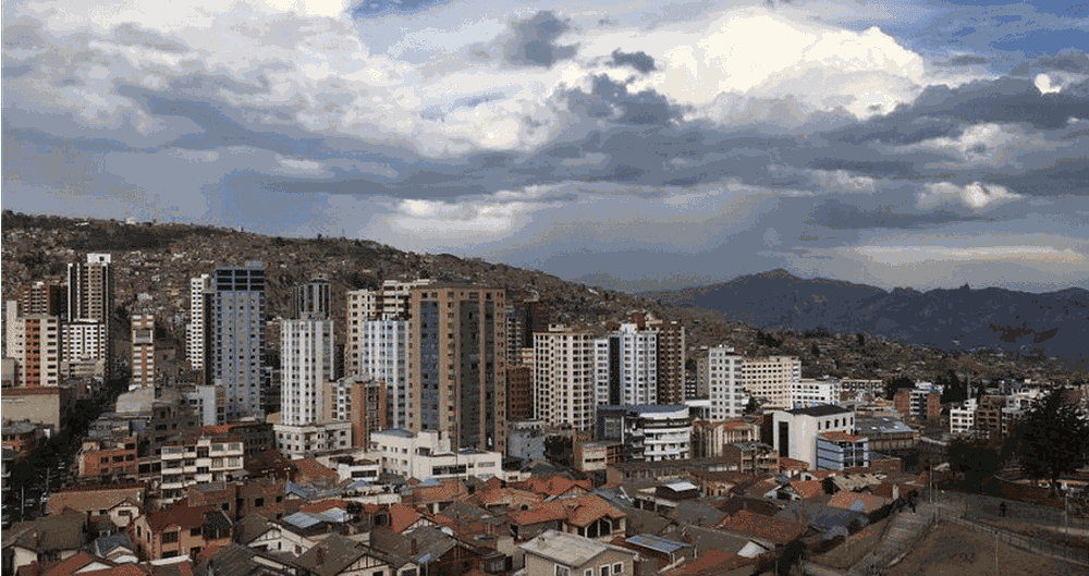 #viventurameets WWF in Bolivien und über den Dächern von La Paz. Mit zwei Kollegen von WWF besichtige ich das EcoLab Zentrum. In dieser 360° Sicht sieht man die Skyline von La Paz sowie uns drei vor der Gondel.