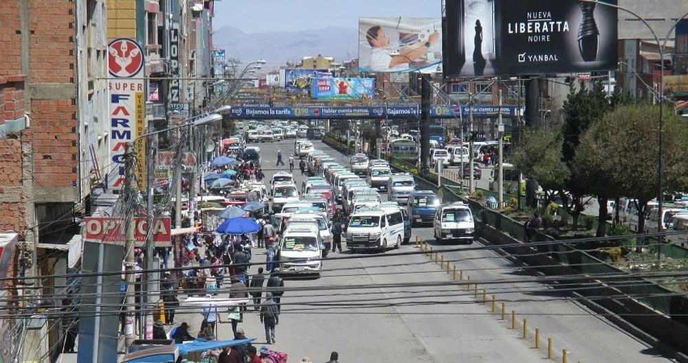 Die Straßen von El Alto sind oft verstopft. Minibusse quetschen sich durch die Gassen, an den Straßenständen vorbei.