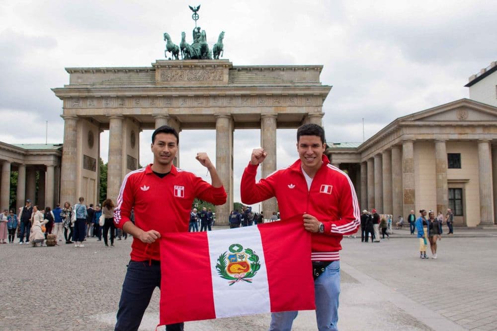 Juan und Carlos vor ihrem Abflug nach Serbien, von wo aus es weiter nach Russland für sie geht. 