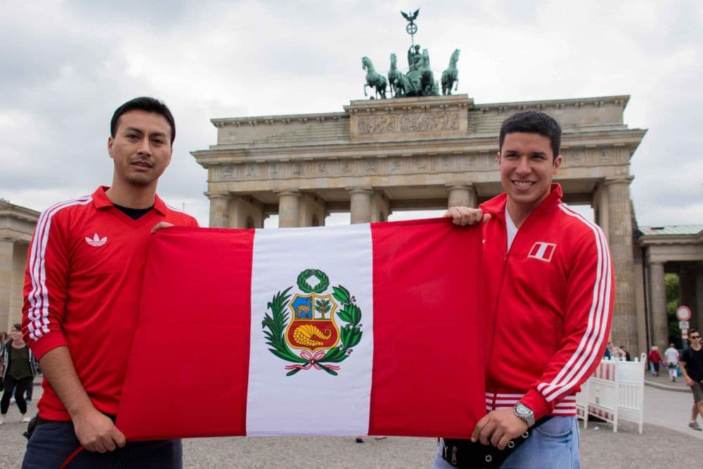 Juan und Carlos (rechts) auf ihrem Weg zur WM in Russland. Berlin ist ihr zweiter Zwischenstopp.