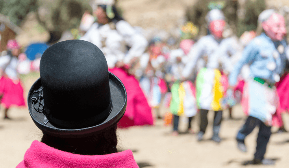 comment_porter_le_chapeau_melon_cholitas_bolivie