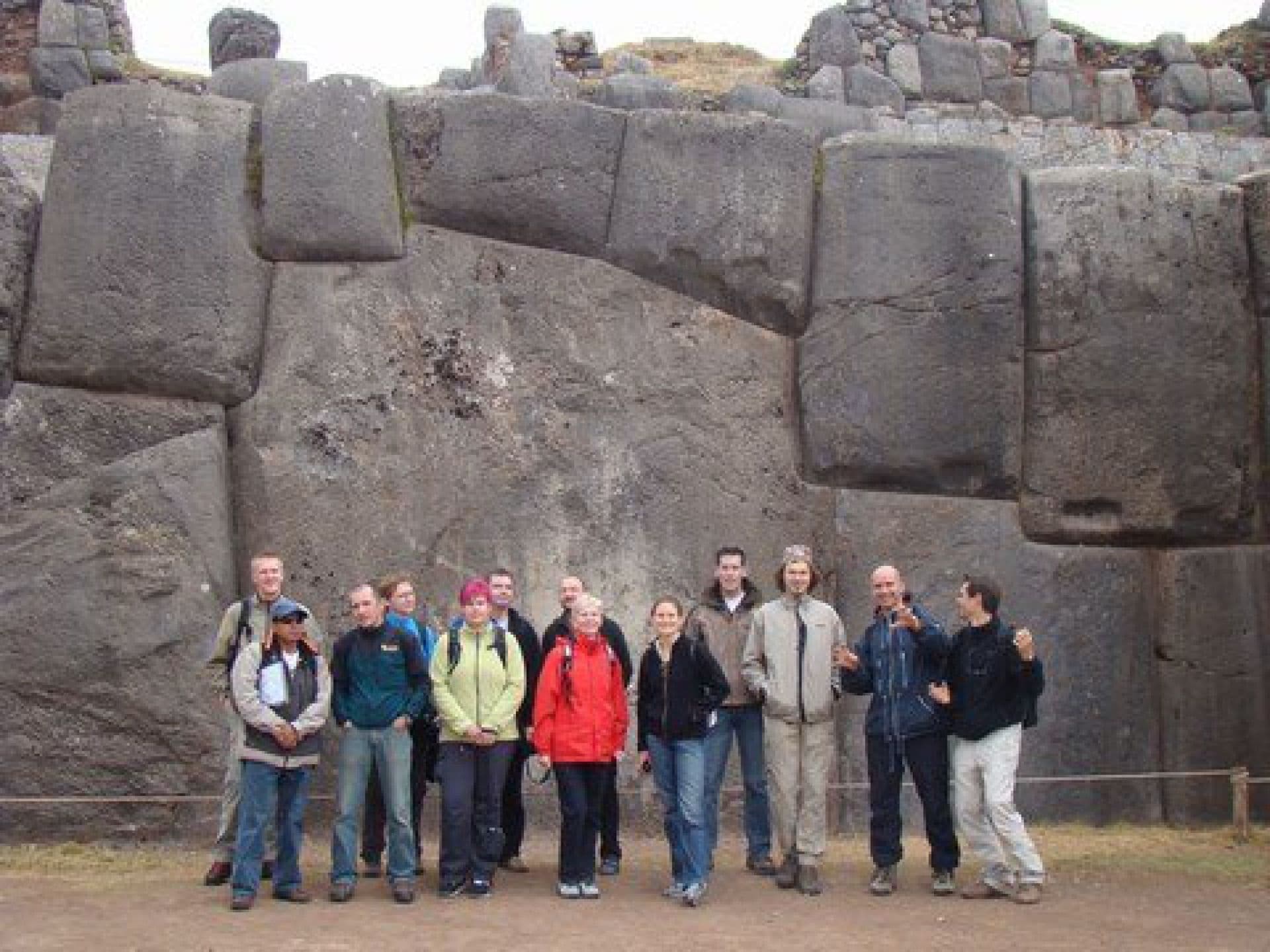 Die Gruppe bei der Inkaanlage Sacsayhuman in Cuzco