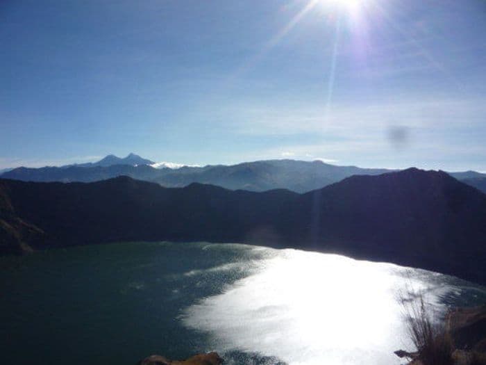 Der Quilotoa Kratersee. Im Hintergrund die Illiniz