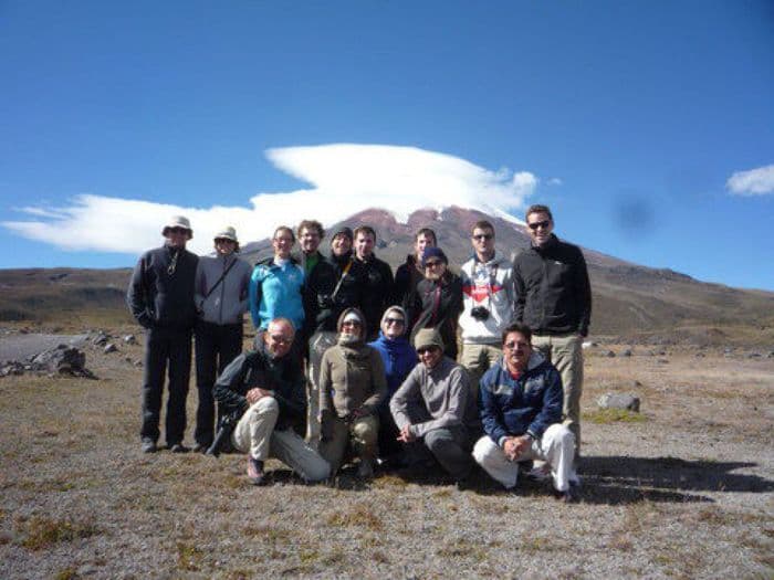 Die Gruppe vor dem Cotopaxi Vulkan