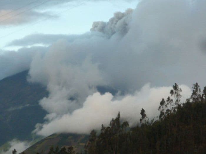 Fumarole (schwarze Wolke) von Tungurahua Vulkan
