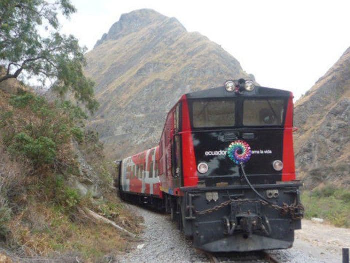 Lokomotive mit der Teufelsnasse im Hintergrund