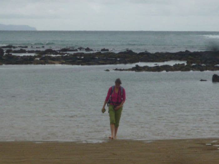 Manuela am Wassertemperatur testen in der Strand "
