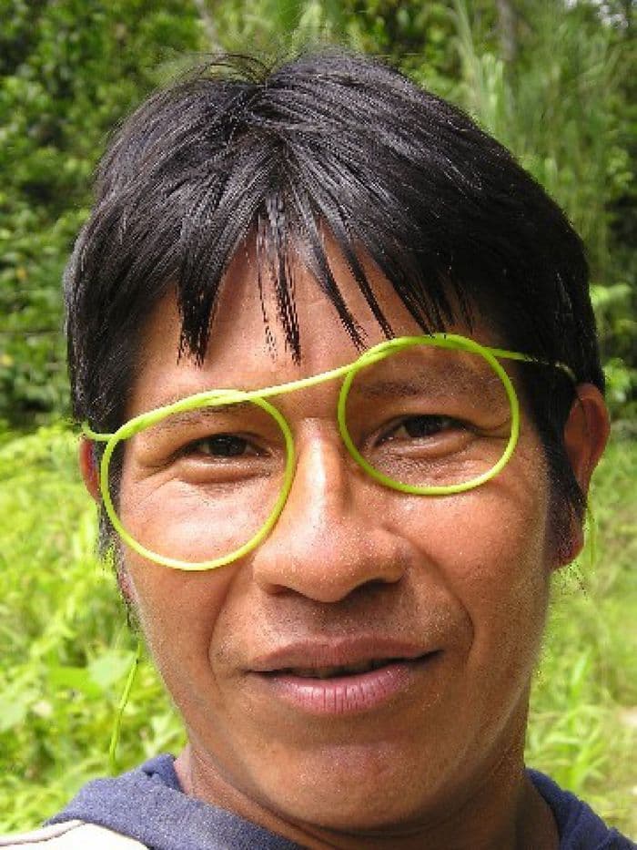 Enrique (Dschungelguide) mit einheimischer Brille