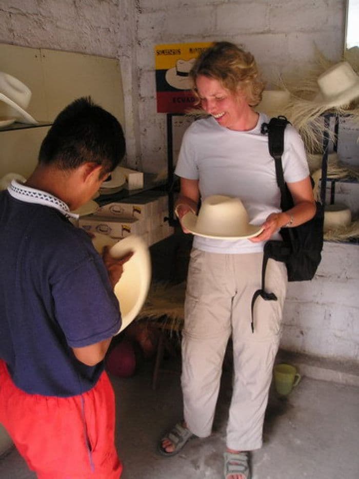 Meike kauft ein Panamahütchen in Montecristi