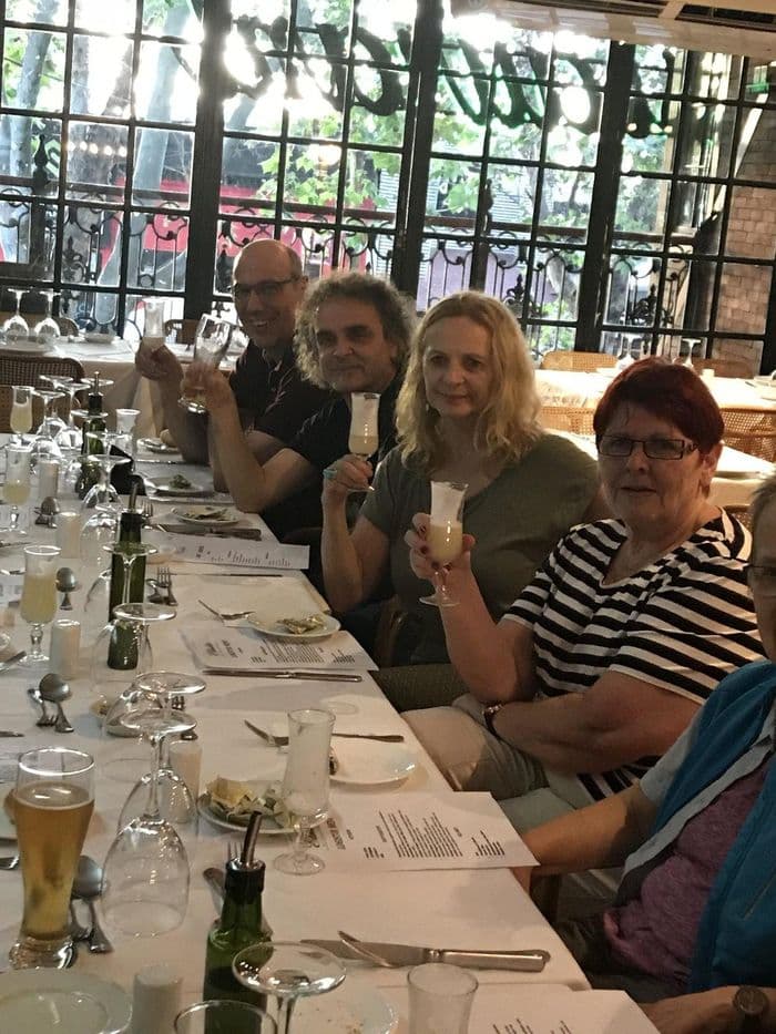 Abends, beim Essen, mit dem Wi