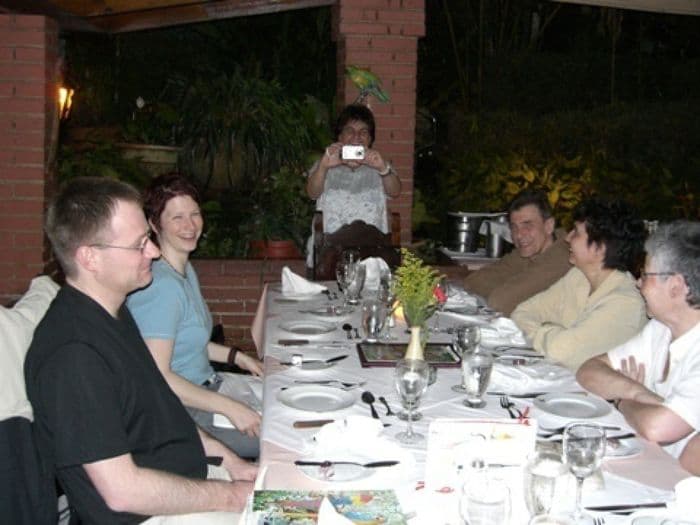 Sylvia macht ein erstes Gruppenfoto beim Abendesse
