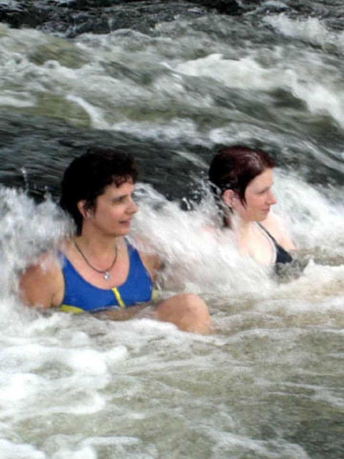 Moni und Gabi genießen den natürlichen Whirlpool