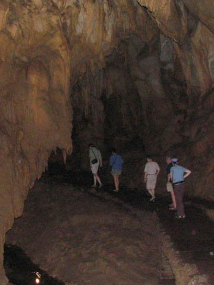 Wir marschieren tiefer in die Guacharo-Höhle - das