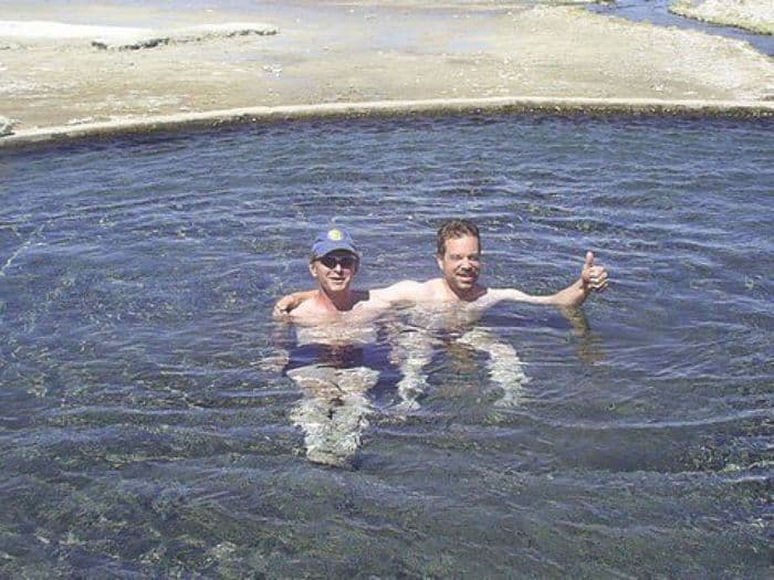 Schwimmunterricht in den heißen Quellen