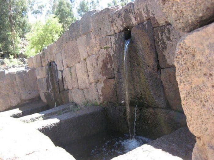 Inka-Wasserbrunnen in Raqchi