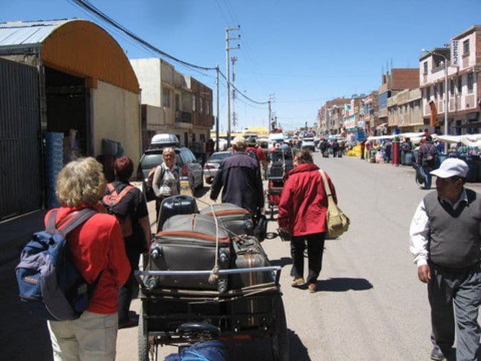Die Gruppe laeuft rueber nach Bolivien