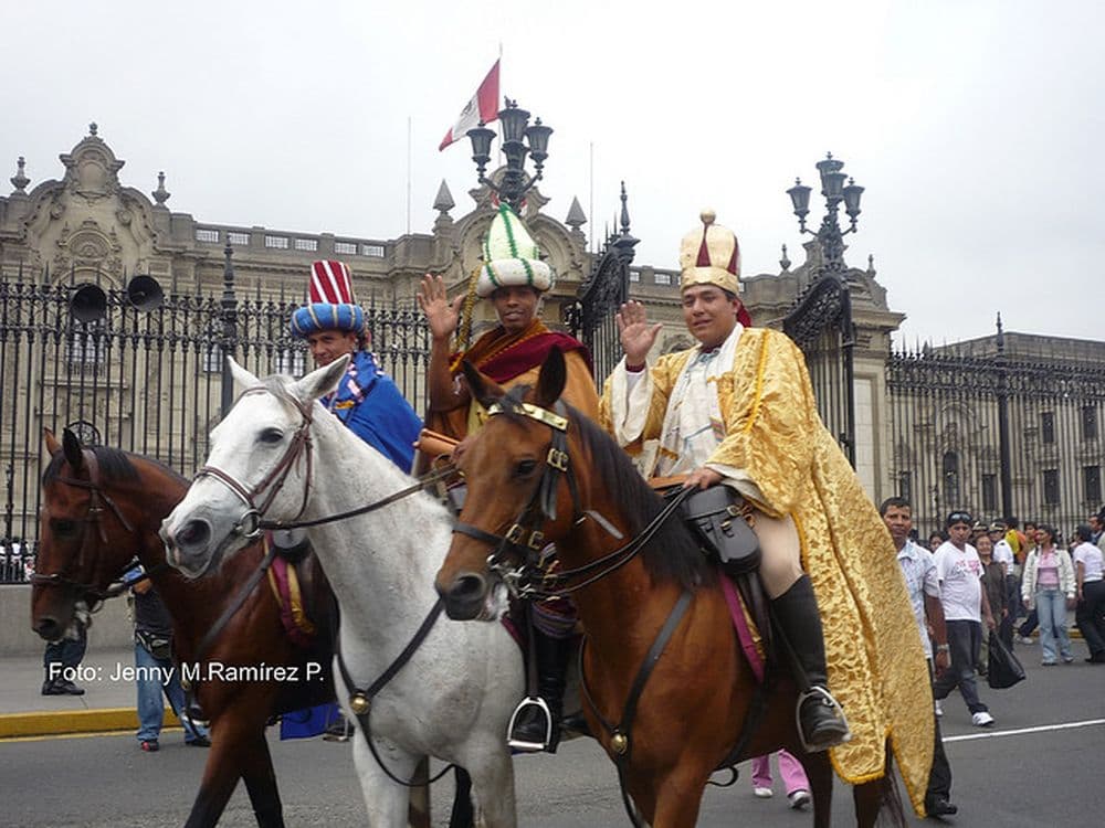 Noel a Lima les rois Mages devant le Palais du Gouvernement copyright : Jenny M. Ramirez