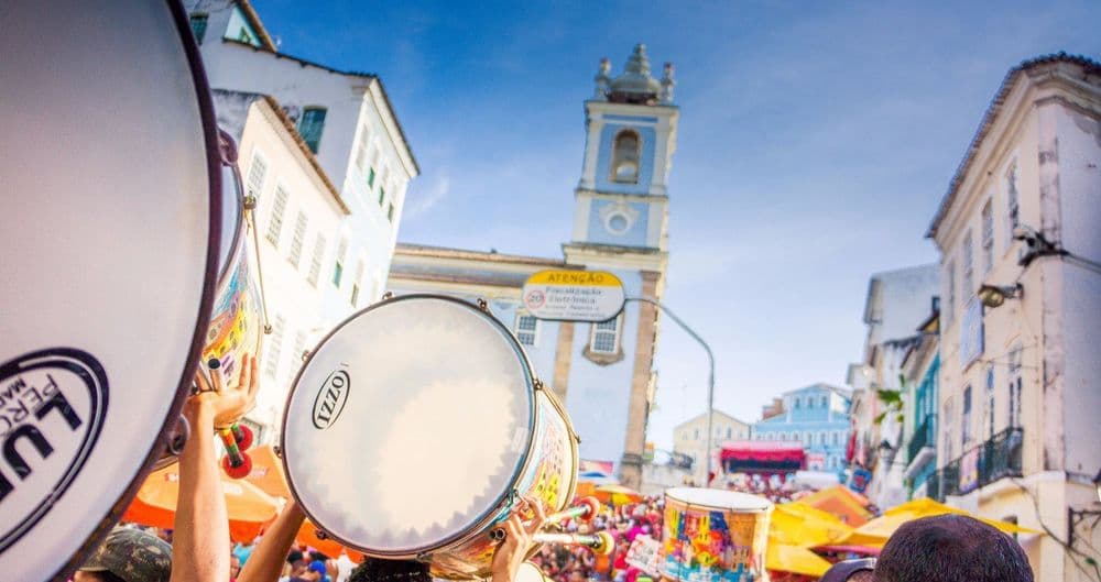 Eine der absoluten Top Sehenswürdigkeiten in Brasilien: Die Kolonialstadt Salvador da Bahia mit bunten Trommelumzügen.