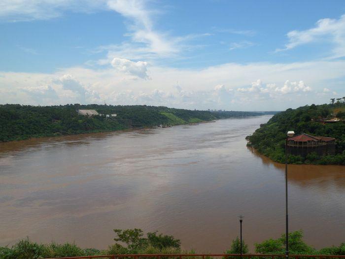 Der Iguazu Fluss fließ in dem 
