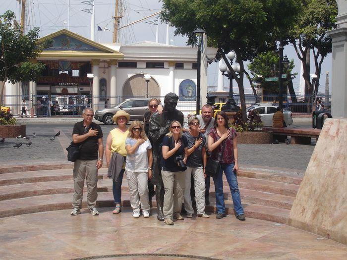 Gruppenfoto mit der Statue von