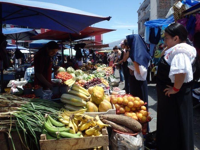 Der Markt in Otavalo bietet ni