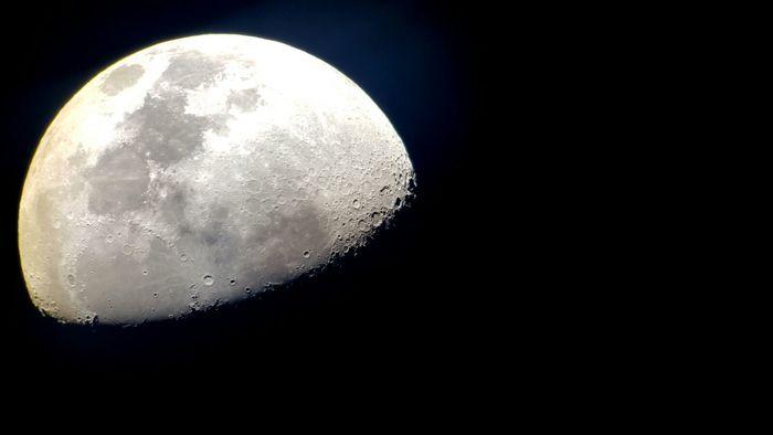 La Luna vom Observatorium in Y