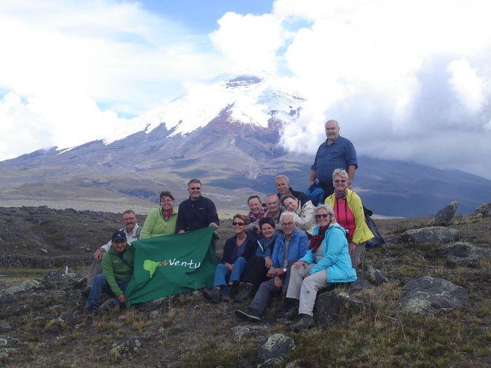 Gruppenfoto mit dem Vulkan Cot