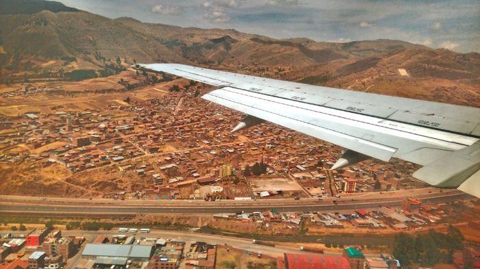 Wir fliegen über Cusco und sin