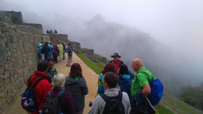 Machu Picchu erwacht mit Nebel