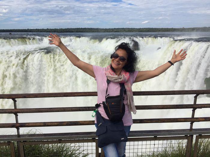 Leah genießt die Iguazu Wasser