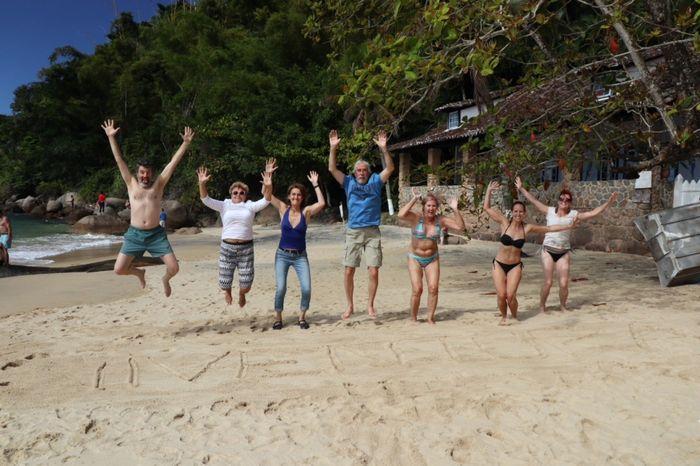 "Happy Group" vor dem auf Sand